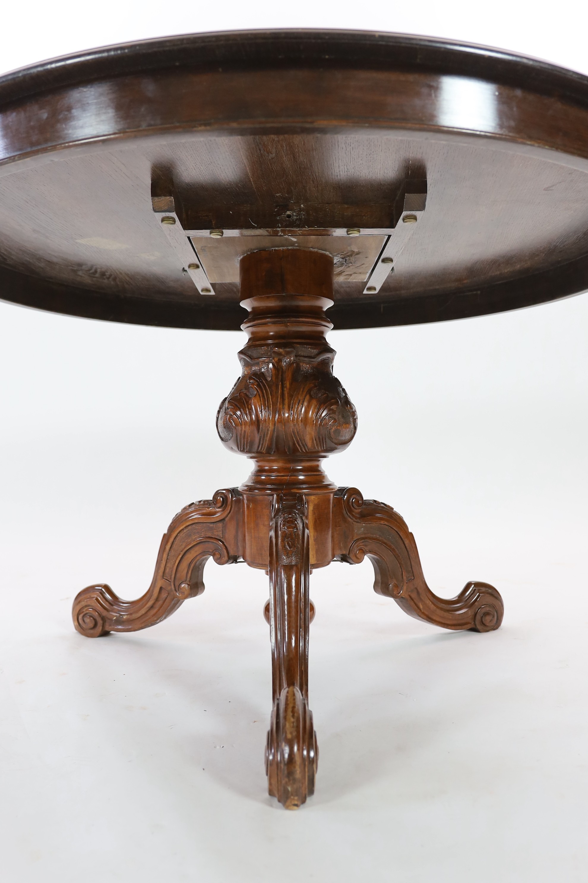 A Victorian-style walnut and marquetry breakfast table Diameter 129 cm. Height 80 cm.